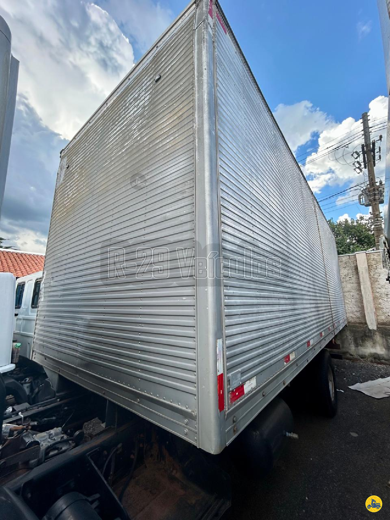 CARROCERIA SOBRE CHASSI  TRUCK BAU FURGAO R29 Caminhões IRACEMAPOLIS SÃO PAULO SP